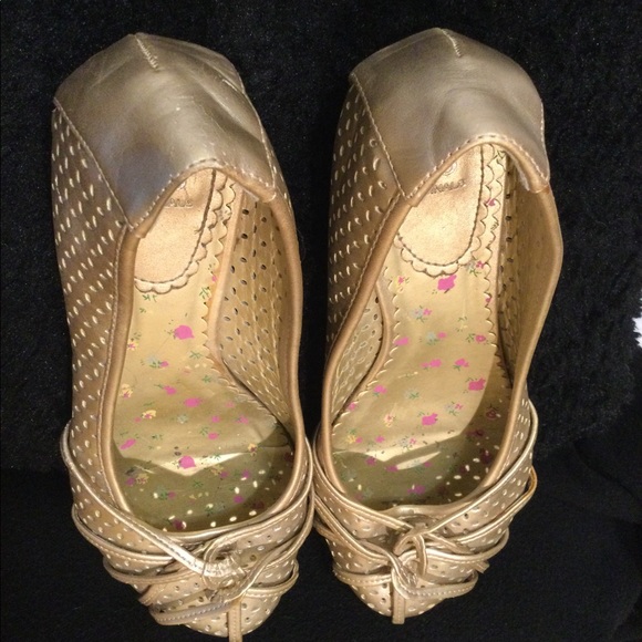 METALLIC GOLD PERFORATED LEATHER FLATS - Picture 2 of 5
